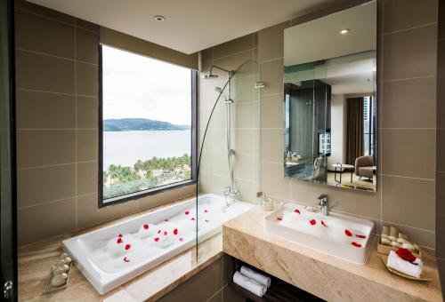 Koupelna v ubytování Alana Nha Trang Beach Hotel
