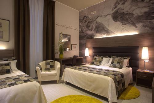 ローマにあるホテル マルカントニオのベッド2台が備わる客室で、壁には絵画が飾られています。