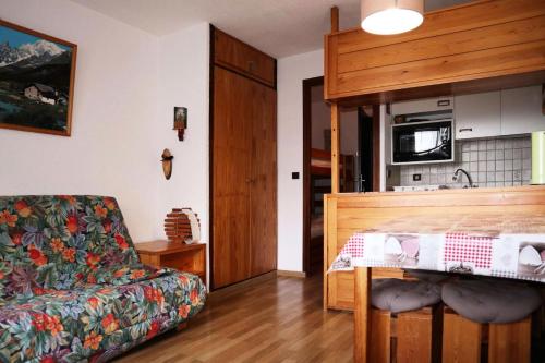 un salon avec un canapé et une cuisine dans l'établissement Résidence Le Cairn - STUDIO N° 0309 LE CAIRN MAE-4511, aux Orres