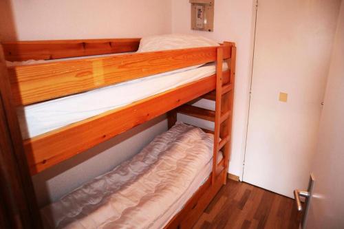 quelques lits superposés dans une chambre dans l'établissement Résidence Le Cairn - STUDIO N° 0309 LE CAIRN MAE-4511, aux Orres