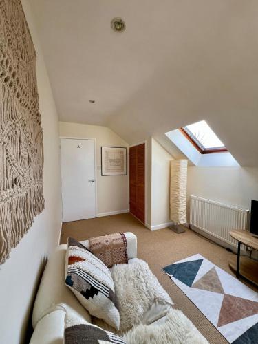 Ένα ή περισσότερα κρεβάτια σε δωμάτιο στο Priory Barn Apartment