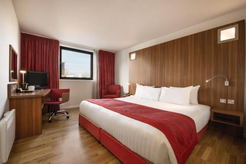 Postel nebo postele na pokoji v ubytování Ramada Encore Newcastle-Gateshead