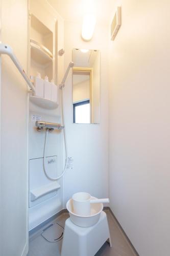 a bathroom with a toilet and a shower at 楽逸グループ 池袋瑞月苑2F 111Tb in Tokyo