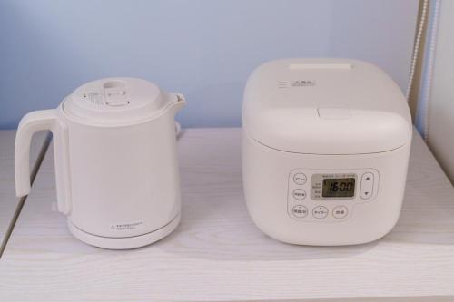 a slow cooker and a toaster sitting on a counter at 楽逸グループ 池袋瑞月苑2F 111Tb in Tokyo
