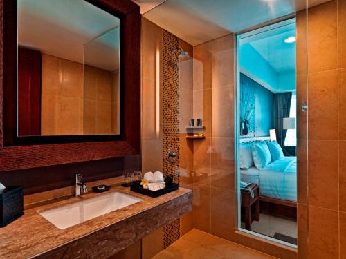 Sun Island Hotel & Spa Kuta tesisinde bir banyo