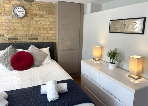 a bedroom with a bed and a brick wall at Luxury Apartment with King-size Bed in Central Cambridge - Walk to Station and City Centre in Cambridge