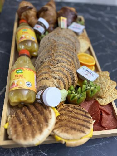 ein Tablett mit Lebensmitteln mit Hot Dogs und anderen Lebensmitteln in der Unterkunft Relaxing stay, SPA-Sauna house in LʼHôpital