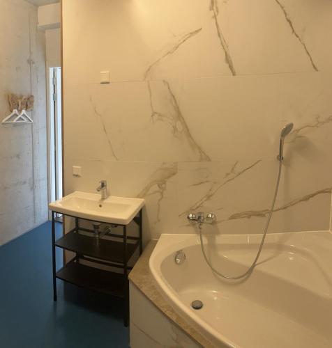 Ένα μπάνιο στο Wellness Appartement Duinpoort