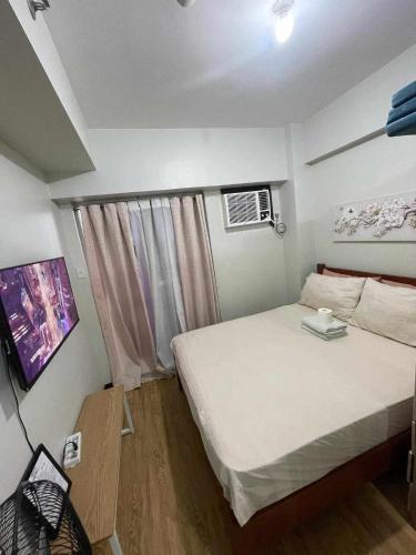 Ένα ή περισσότερα κρεβάτια σε δωμάτιο στο Verdon Parc Davao City with Balcony by darpm