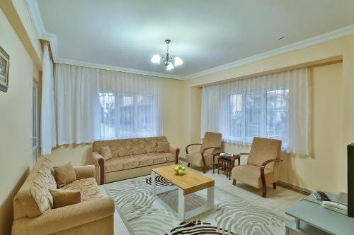 uma sala de estar com um sofá e uma mesa em Afyon Dundar Thermal Villa em Afyonkarahisar