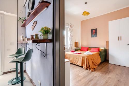 une chambre avec un lit et un canapé dans une pièce dans l'établissement Canto delle Sirene 50mt dal mare, à Lido di Ostia