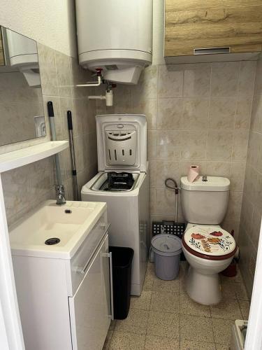 une petite salle de bain avec toilettes et lavabo dans l'établissement Studio à 50 m de la plage, wifi, climatisation 2HOU34, à Canet