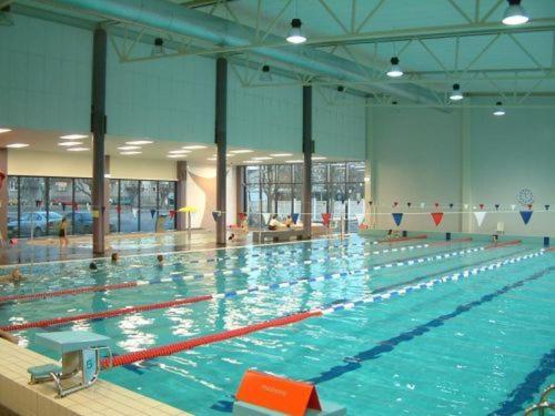 - une grande piscine dans une grande pièce dans l'établissement Sports Centre Haapsalu, à Haapsalu