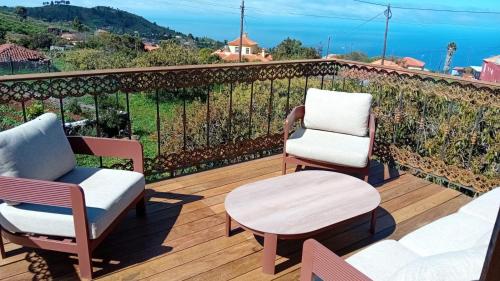 two chairs and a table on a balcony with a view at Pino Redondo in Puntagorda