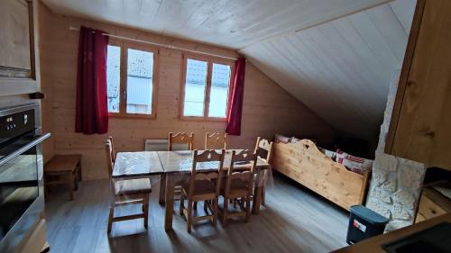 une salle à manger avec une table et des chaises dans une cabine dans l'établissement Gîte des flocons, à Morbier