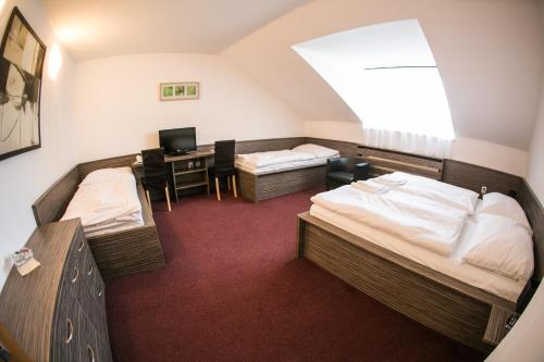 Postel nebo postele na pokoji v ubytování Hotel ROSE Břeclav