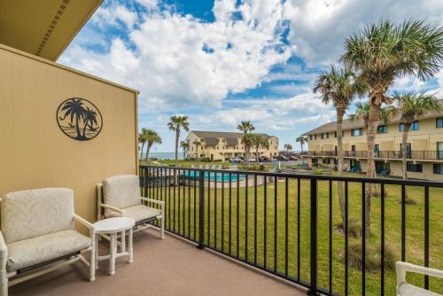 Un balcón con sillas y vista a una piscina. en Blessed by the Sea - Crescent Beach - Free Daily Activities home, en Crescent Beach
