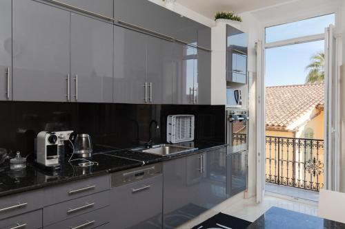une cuisine avec un évier et un plan de travail dans l'établissement Charmant appartement à 5min du Palais des Festivals, à Cannes