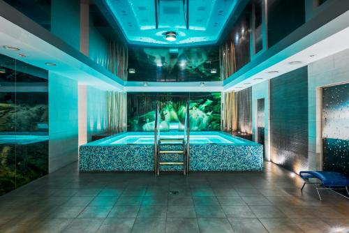 una piscina en una habitación con techo azul en Oktyabrskaya Hotel, en Krasnoyarsk