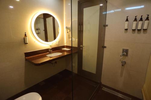 Koupelna v ubytování Hotel Leela Grande