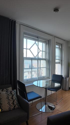 a living room with a table and chairs and a window at Leicester Soho Piccadilly For 7 VR15 in London