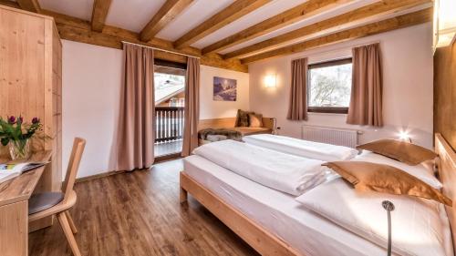 a bedroom with a large bed in a room at Appartement Treffpunkt in Molini di Tures