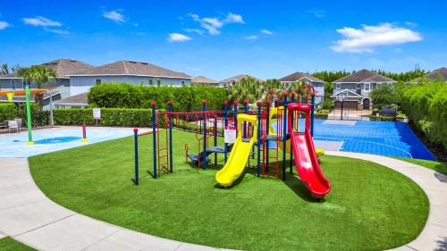 キシミーにあるCharming Home With Private Pool, Theme Rooms And Foosball Table Near Disney With Waterpark & Resort Access At Encore - 370Laの公園内の滑り台のある遊び場