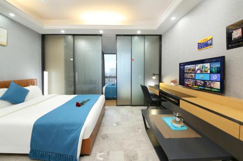 Katil atau katil-katil dalam bilik di Boman Holiday Apartment Beijing Road Jie Deng Du Hui Branch - Free shuttle to Canton Fair