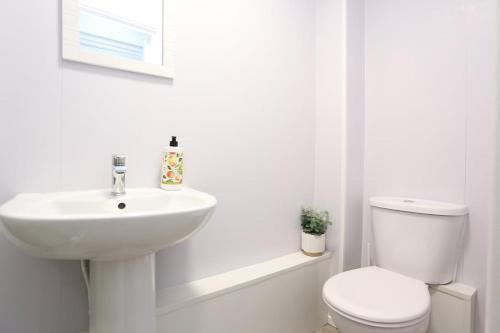 Un baño blanco con inodoro y lavabo. en Pepsi Max 2 Bed Apartment close to Pleasure Beach, en Blackpool