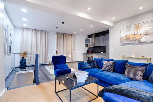 un salon avec un canapé bleu et une table en verre dans l'établissement Welcome to Luxyvibe, à Vigneux-sur-Seine