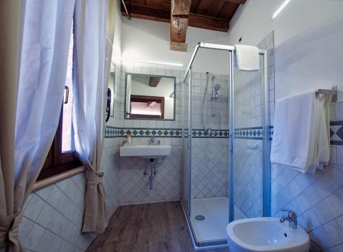a bathroom with a shower and a sink and a toilet at Alkimia Smart Rooms in Ferrara