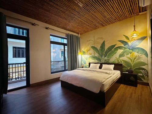 Kỳ VĩTrang An Cuisine & Homestay的卧室里有一张床，墙上挂着一幅画