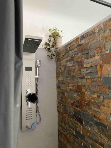 un mur en briques avec un téléphone portable à côté dans l'établissement Charmante maison de famille avec jardin, à Solférino