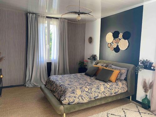 une chambre avec un lit avec un mur bleu dans l'établissement Charmante maison de famille avec jardin, à Solférino
