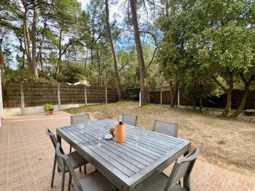 Photo de la galerie de l'établissement Maison spacieuse près des plages et pistes cyclables - FR-1-323-570, à Saint-Jean-de-Monts