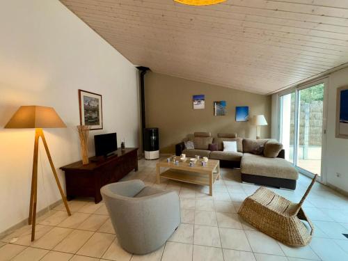 Photo de la galerie de l'établissement Maison spacieuse près des plages et pistes cyclables - FR-1-323-570, à Saint-Jean-de-Monts