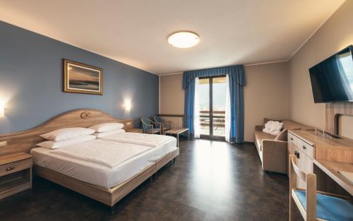a hotel room with a bed and a television at Hotel Caravel in Limone sul Garda