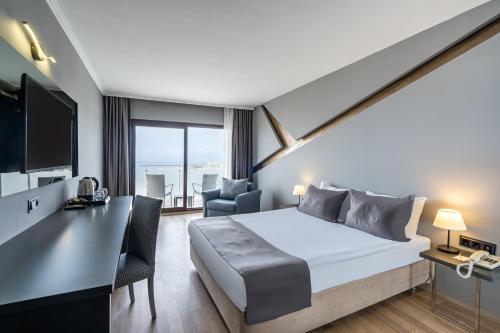 Un pat sau paturi într-o cameră la Odelia Resort Hotel