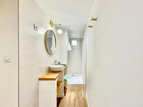 une salle de bain avec un lavabo et un miroir dans l'établissement Le Studio des Tilleuls, Climatisé & Vrai Lit, à Nîmes