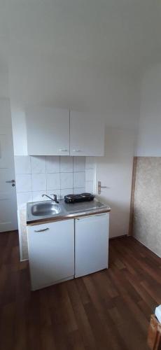 2-Rent Group Hostel Apartments EVE74にあるキッチンまたは簡易キッチン