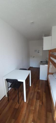 2-Rent Group Hostel Apartments EVE74にあるキッチンまたは簡易キッチン