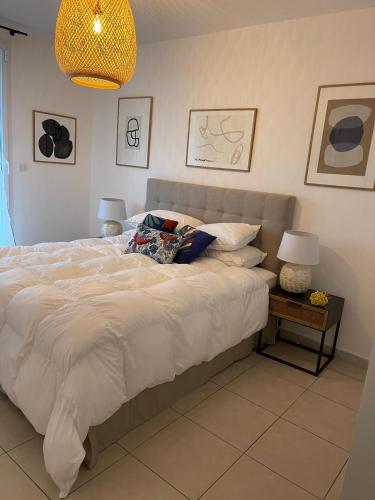 une chambre avec un grand lit blanc et une lampe dans l'établissement Maison Finca Majorca, à Collioure