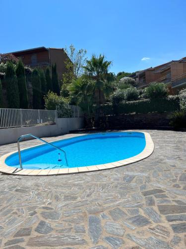 une petite piscine bleue dans une cour dans l'établissement Maison Finca Majorca, à Collioure