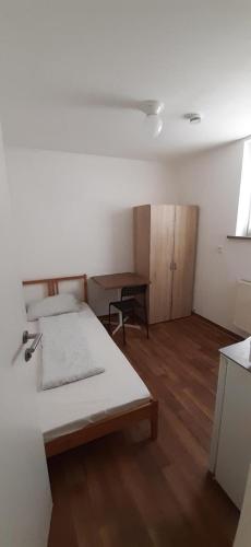 2-Rent Group Hostel Apartments EVE74にあるキッチンまたは簡易キッチン