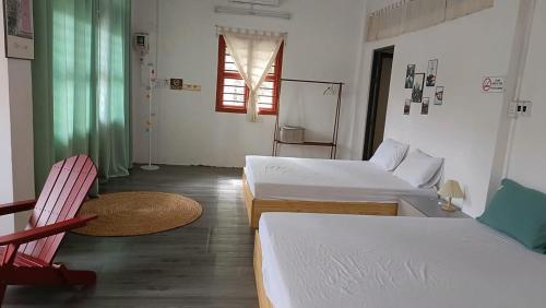 a hospital room with two beds and a chair at Nguyên căn Homestay Mẹ Khang 2 in Cu Chi