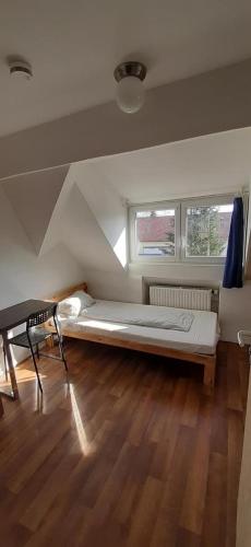 ミュンヘンにある2-Rent Group Hostel Apartments EVE74のベッドルーム1室(屋根裏部屋に大型ベッド1台付)