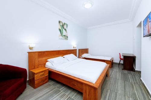Una cama o camas en una habitación de HOTEL DE L'OCEAN KRIBI