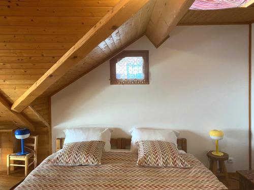 En eller flere senge i et værelse på Lovely Duplex Coeur de ville centre historique Annecy by ImmoConciergerie