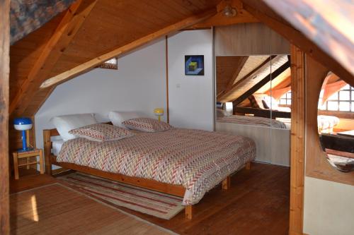 une chambre avec un grand lit dans un grenier dans l'établissement Duplex Coeur de ville, à Annecy