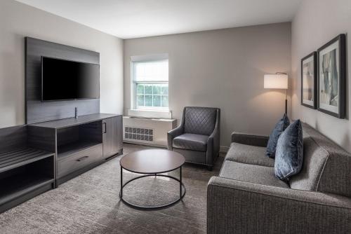 a living room with a couch and a tv at Holiday Inn Express St. Albans by IHG in Saint Albans